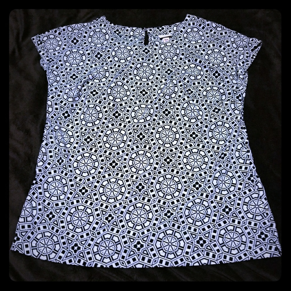 Black and white wide sleeveless blouse